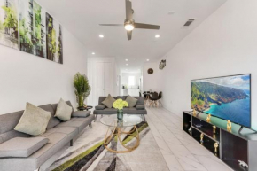 Skyline 2BR I Free Parking I King Bed I Workspace